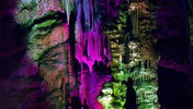 Farbspiele in den höchsten Tropfsteinhöhlen Spaniens der Cuevas de Canelobre in Busot Alicante